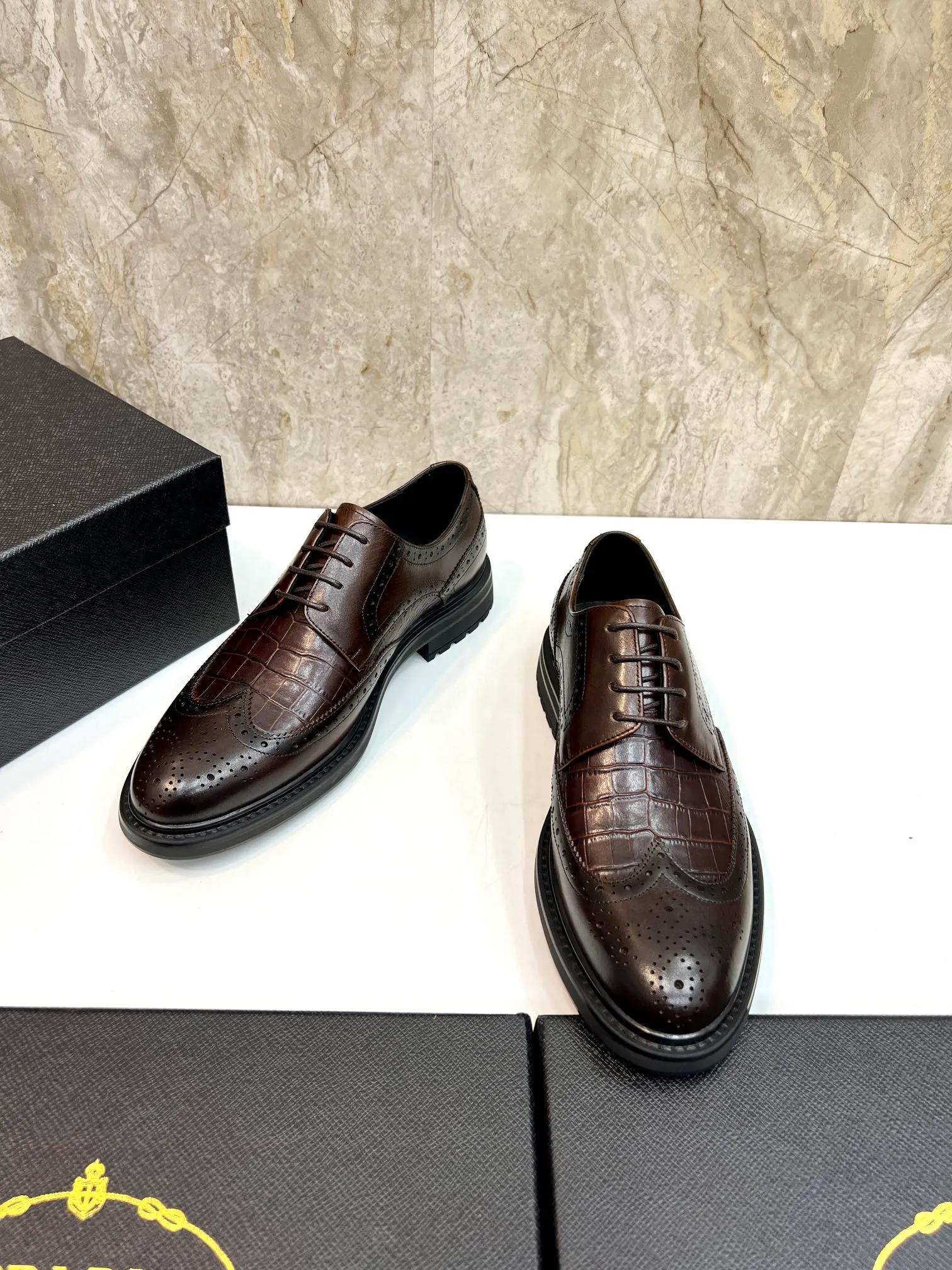 Original order quality: P580 Brand: PRADA (Prada) Standard code: Men's size 38/44 (45 can be customized) Grade: Same style as the official website High-quality men's shoes Material: Original cowhide Water-dyed cowhide lining Rubber outsole Style categories: Men's fashionable formal leather shoes Slip-on men's shoes series Young fashion European and American trends British style Top luxury Color: Actual picture